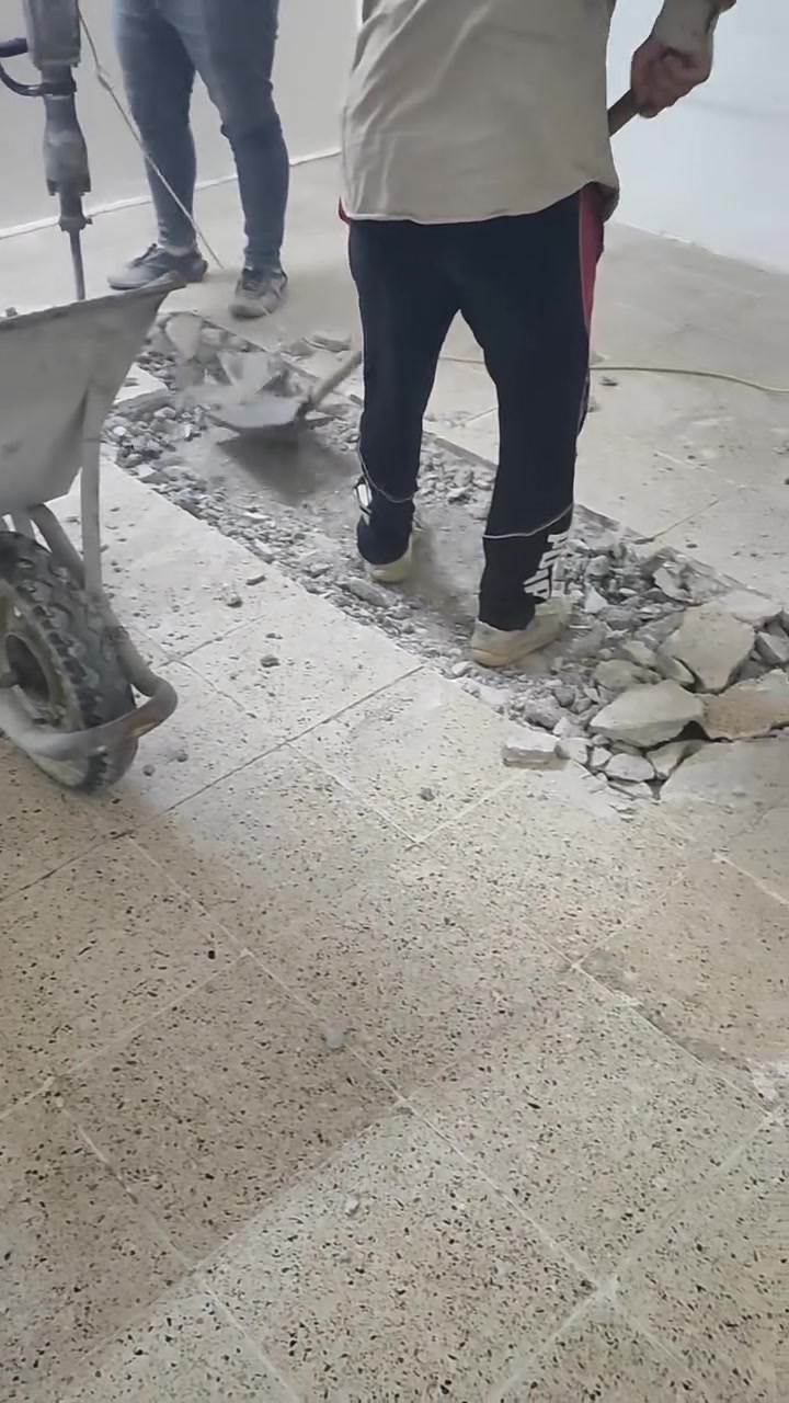 السلام وعليكم الي يحتاج عمال
تصعيد مواد تصفيط بادلو
تعديل وصب ارضيات صب بيتونه
ودنك هد وقلع ارضيه قشط جدران
تنضيف البيوت موجود عندي كادر
***********
***********
