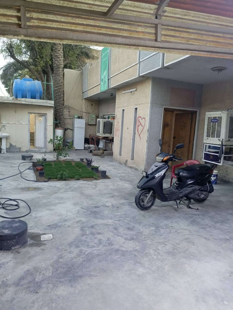 بيت للبيع المساحة300مترالواجهه15,والنزال20البيت يتكون من ديوانية وهول ومطبخ وغرفتين نوم وصحيات وترك على عرض البيت والطابق الثاني غرفتين وصحيات الموقع مربع سوق حي الرأسة قرب المدارس طابو صرف للتواصل على هذا الرقم***********
