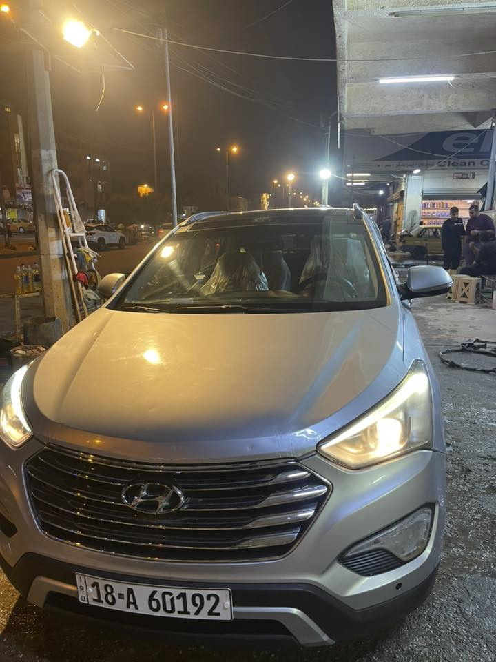 للبيع – هيونداي سنتافي 2015 فول مواصفات | بيع سريع
🚗 هيونداي سنتافي 2015
📍 وارد أمريكي
🪪 رقم بابل دولي جديد
👨‍👩‍👧‍👦 7 ركاب

⚙️ المواصفات:
 • محرك 3.3 لتر V6 – 6 سلندر
 • فول مواصفات
 • شاشة + كاميرا + حساسات
 • فتحة سقف 
 • مكيف خلفي
 • مقاعد جلد
 • اللون: رصاصي
 • الممشى: 104,000 ميل

⚠️ الملاحظات للأمانة:

 • صبغ جاملغ امامي + صبغ باب خلف السائق
 • احتكاك بالجاملغ الأمامي
 • ضربة بسيطة بالجاملغ الخلفي (أثر دراجة)
 • التبريد (المكيف) لا يعمل حاليًا
 • بحاجة إدامة نوزلات + صدر أمامي وخلفي

💰 السعر المطلوب:
👉 16,800 دولار
📉 قابل للتفاوض البسيط للجادين فقط

📞 الاتصال: [***********]

السيارة فول مواصفات، السعر محسوب حسب الحالة، مناسبة للي يعرف بالسوك ويحب يكملها على ذوقه
