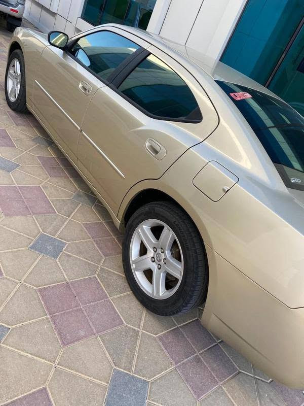 ---
*للبيع دوج جارجر 2008 ذهبي ملكي - سيارة ملوك 👑*

*يا هلا بالفهمانين والركاب النظيف...*

عرض اليوم سيارة ما تنعوض، دوج جارجر 2008 وارد كندا، لون ذهبي ملكي يخبل بالشمس، رقم أربيل مميز 22210 رقم خفيف 5 ورقات.

*مواصفات تشرف:*
1. *مكينة 3500 V6* شرط الفحص، عزم وحش واقتصادية بنفس الوقت
2. *گير توماتيك* ناعم حرير، ما بيه نفضة ولا تأخير
3. *ماشي 200 ألف* كم فقط، نضافة وكالة وما مفتوحه
4. * فخامة ونظافة، كشنات كهربائي + تدفئة مال الشتا
5. *تبريد ثلج* مال كندا، تحدي حر البصرة 50 درجة
6. *صبغ تجميلي* بيبان وجاملغات ودعاميات - ابيعلك حزام الشاصي والبدي مكفول 100% بدون حوادث 
7. *كهربائيات* كلها شغالة، ما بيها ناقص فلس

*ملاحظة للشراي الفهمان:* 
السيارة بيها رجفة خفيفة كلش بين سرعة 80 إلى 100 كم، بعد الـ 100 تختفي. يعني شغلة بسيطة مال فني، والفهمان يعرف قيمتها.

*السعر: 95 ورقة* وبيها مجال بسيط للشراي الصامل والمرتب
*المعاينة*: البصرة، تعال وشوفها على راحتك، جربها طريق سريع وشوف نعومتها
*السنوية*: براءة ذمة، تحويل مباشر، ما نأخرك

*كلمة أخيرة للزبون الذهب:*
هاي مو سيارة، هاي هيبة. تركبها الكل يحسبلك حساب. سعرها 95 ورقة لأن نظافتها تسوى أكثر. اللي يريد شد بلد خلي يدفع 110 ورقة ويشتري غيرها.

*للجادين فقط والشراي *: ***********  
 السيارة واكفة واللي يريدها يجي يشوفها.

الله يهني صاحب النصيب مقدماً 🤲

---
