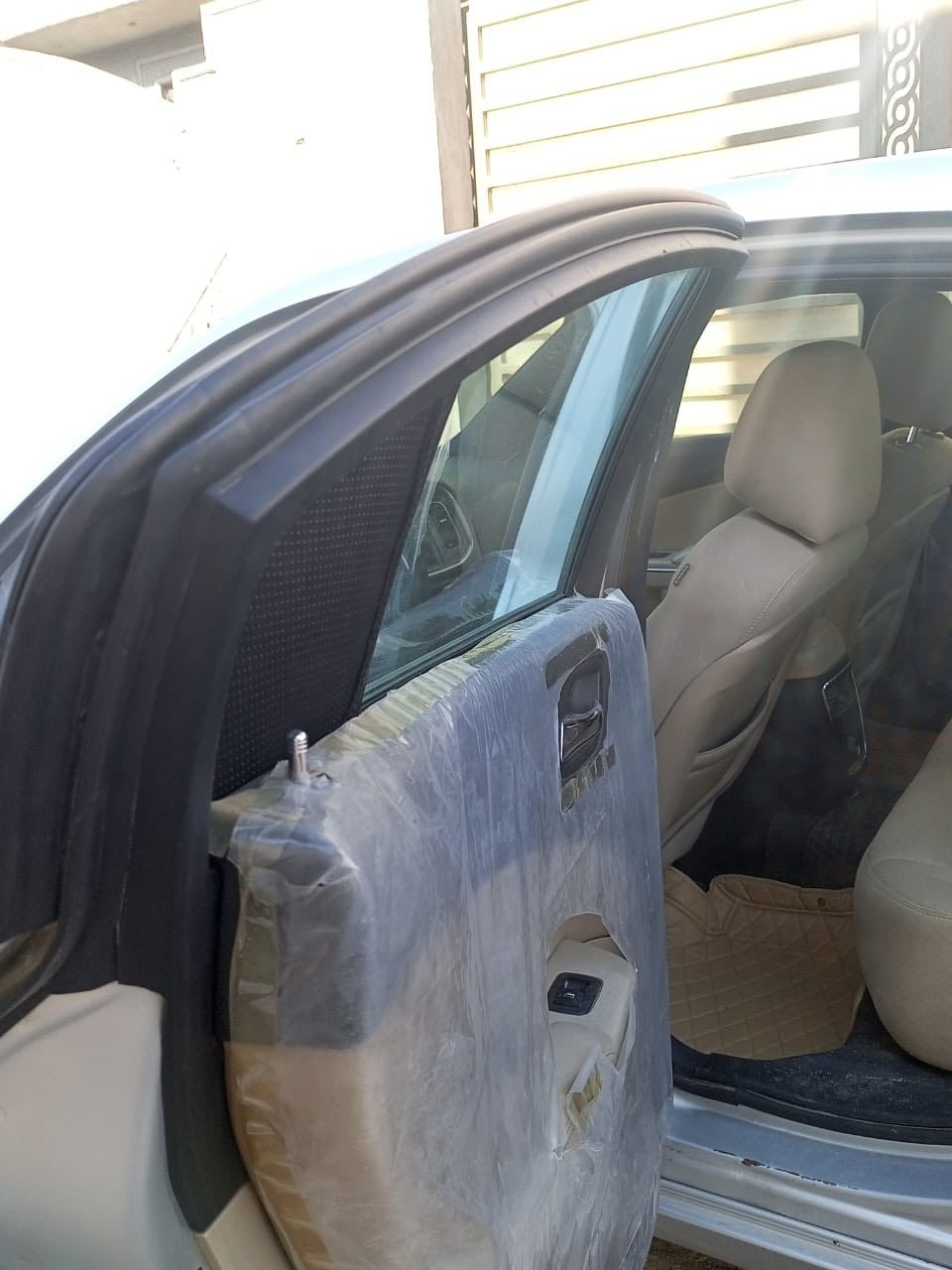 السلام عليكم جارجر 2014 متومة وكامله أربيل سنويه وملصق وأرقام انلكليزي كصه جنطة فقط تبريد تدفئا تخم تاير حداديه سياره جديده العنوان البصرة ابي الخصيب السعر 60 
***********
