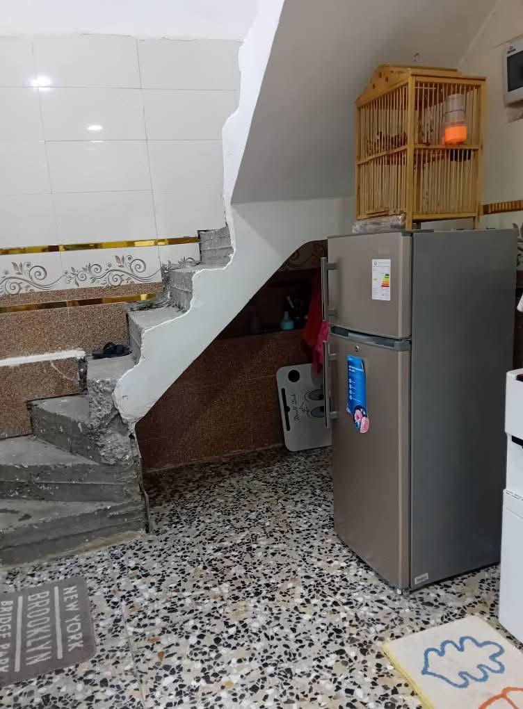 السلام عليكم  بيت ٧٥ متر الواجهه ١٠  متكون من استقبال ومطبخ وغرفه نوم وحولي وترك  خدمات بزراعي شارع الكاتب ب٢ ع١١  بالنهايه للستفسار  اكثر ع الرقم ***********
