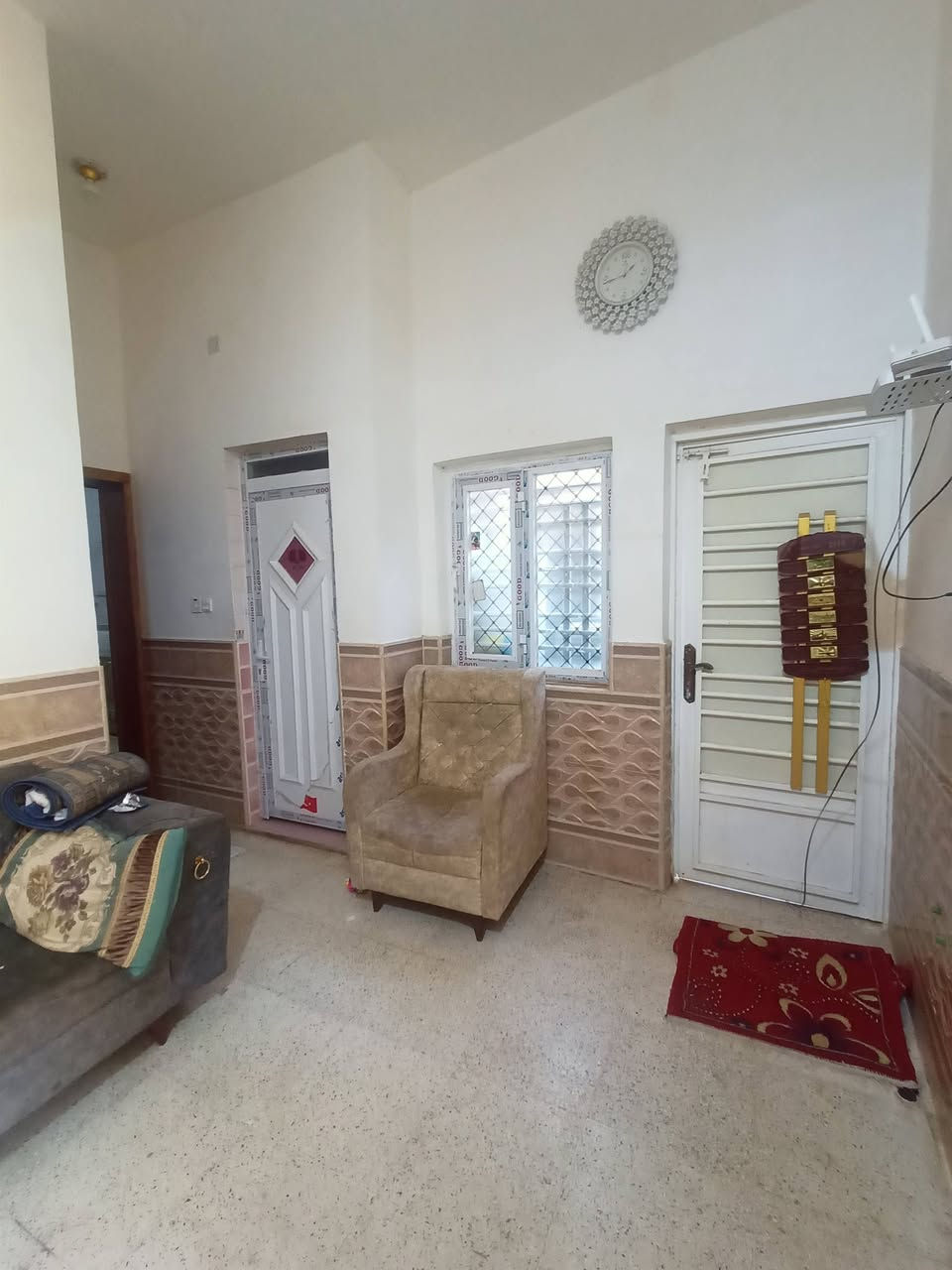 #اعادة_نشر
بيت للبيع مساحة ١٢٢ بناء حديث مسلح طابقين. 
الطابق الاول: غرفة براني مطبخ هول صحيات داخلية وخارجية. 
الطابق الثاني: غرفتين وهول وصحيات مع سطح داخلي. 
الموقع: القشلة قرب جامع المدينة. 
لمعرفة السعر والتفاصيل مراسلتي او الاتصال *********** متوفر واتساب ايضا.
