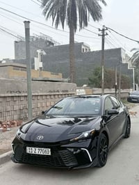 للبيع كامري   2025 SE BLACK EDITION هايبرد  الممشى ٢١ الف ميل حادث خلف...