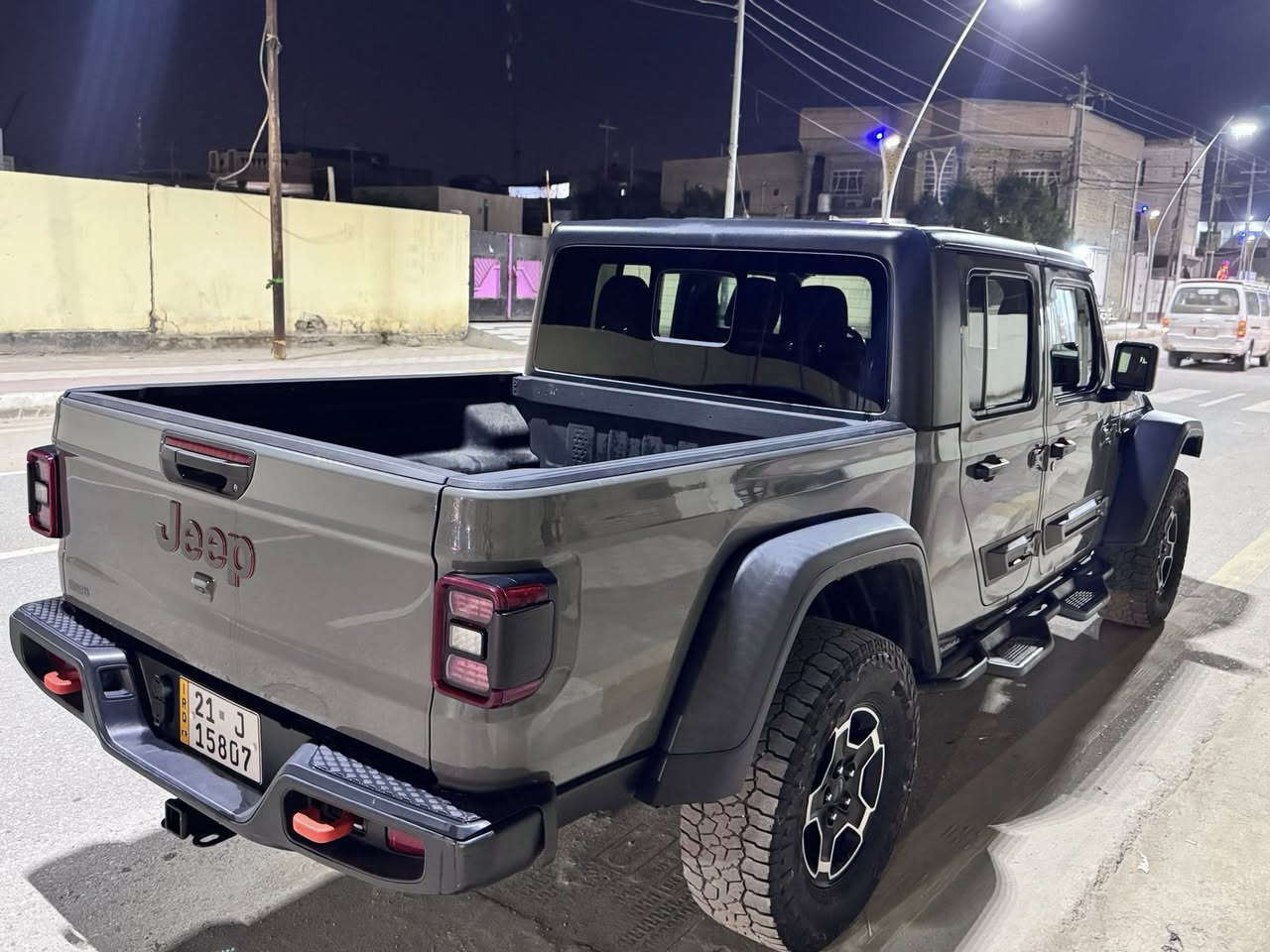 جيب جلاديتور موجافي
• الموديل: 2021.
• الفئة: Mojave (أعلى صنف للطرق الوعرة والرملية).
سياره 
المعروف بالقوة والاعتمادية.
• نظام التعليق: مساعدات FOX 2.5 الأصلية (التي تميز فئة الموجافي لراحة فائقة في الطرق الوعرة).
)محرك 3.6 فول مواصفات 1/1
مبدل جديد
.وارد كندي 🇨🇦 الحادث اموضح بصوره 
بحالة ممتازة جداً،
✨ ملاحظات إضافية:
• رقم اللوحةسليمانيه ك
• السيارة مجهزة بكافة أنظمة السلامة والرفاهية (شاشة كبيره 
كشن تدفئة ستيرن تدفئة
، كاميرا، حساسات).
سعر 340
📍 الموقع: [ ذي قار]
📞 للتواصل والاستفسار:رقم
***********
