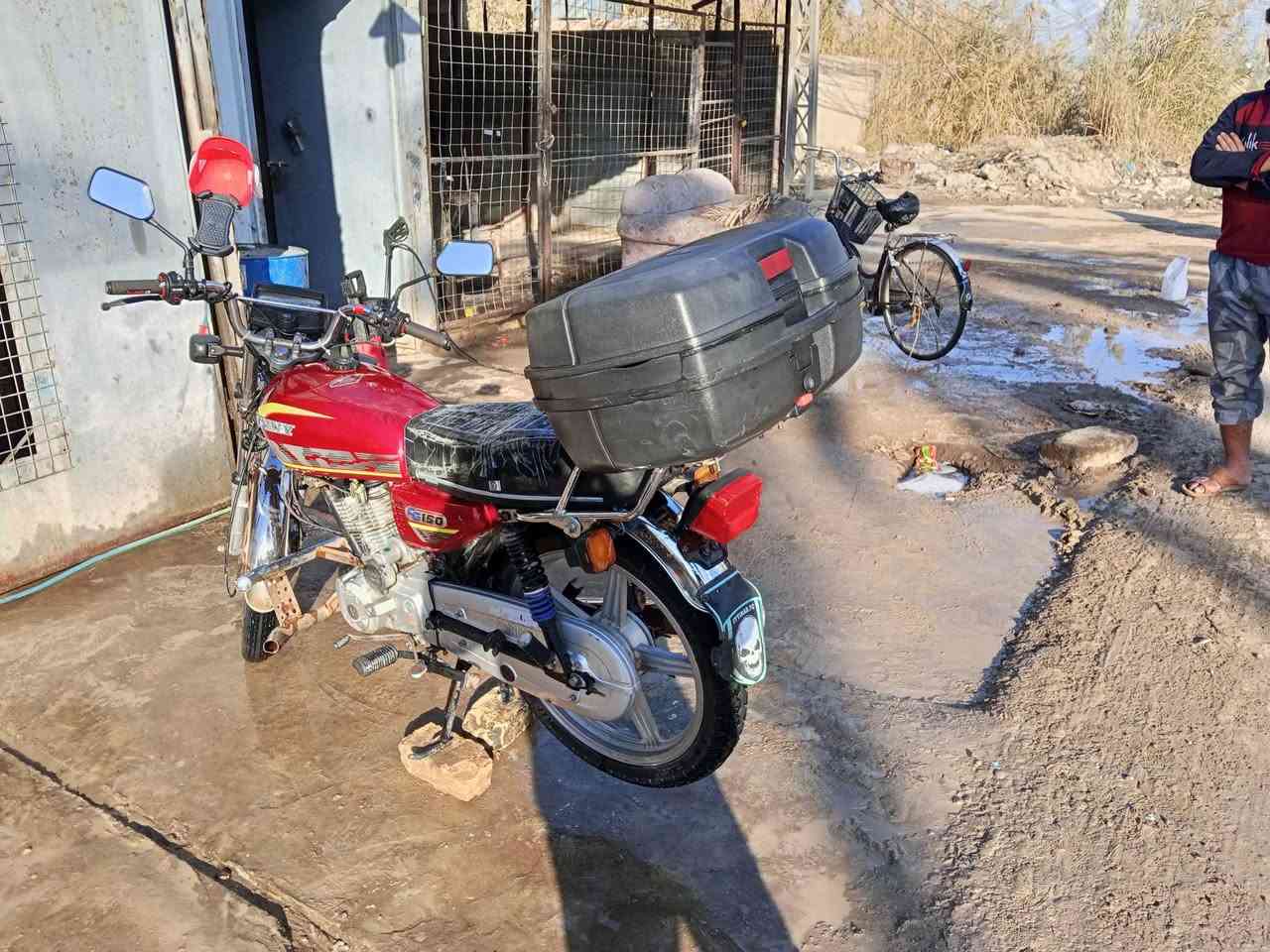 سلامو عليكم  دراجه 2019 نضيفه خير من الله ما ناقصه شي  نكره سلف  لا تبخير لا عطلات  درجه  سعره  550 وبيه مجال مكلف بنشر  رقم صاحبه  (***********)
