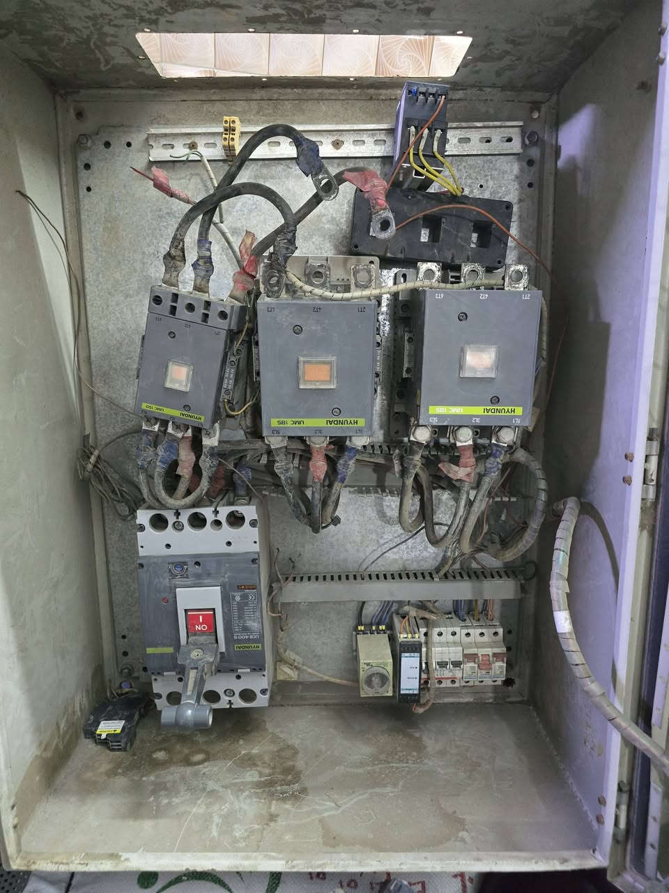 بورد مستعمل 
ثري فيز 
يحتوي على قاطع 400A
كونكتر عدد 2حمل الفيز الواحد 180A
عداد كتروني 
السعر 400قابل التفاوض 
***********استاذ علي
