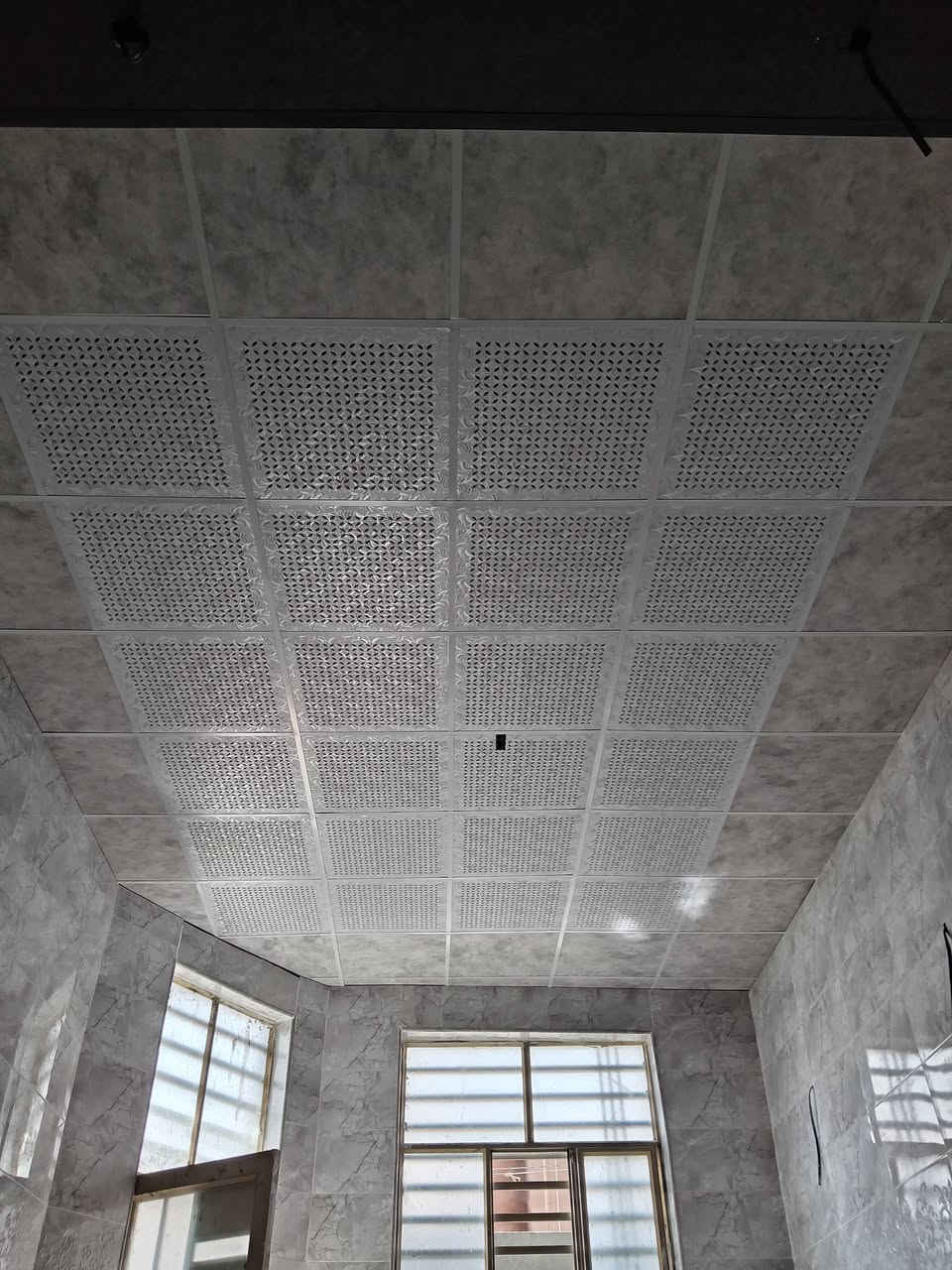 سلام عليكم نعمل كل أنواع لسقوف الثانويه خسف مربعات تغليف جدران بديل لخشب ورخان وجميع نواع لديكورات لهندسيه متوفر خاص وتساب *********** متفرغ
