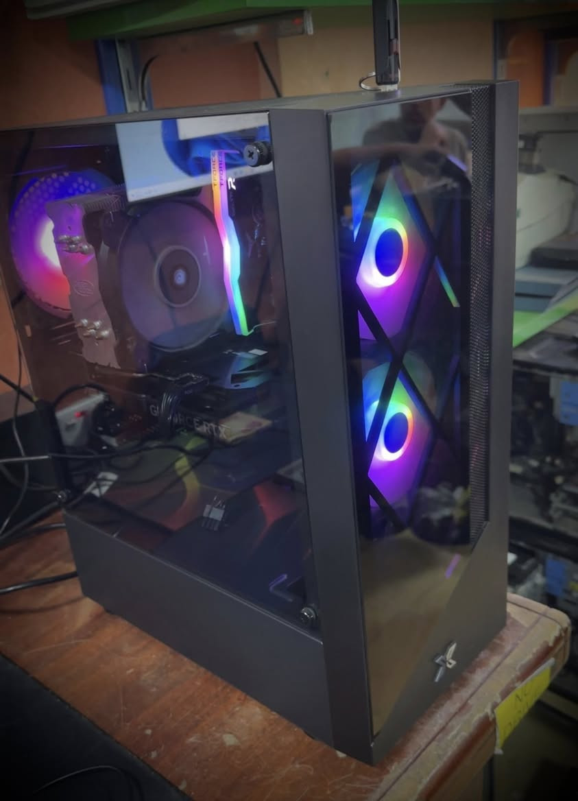 Pc كيمنك
كور اي فايف i5 جيل 12 
رام (Tforce Rgb    3200 (16G 
هـارد ssd 512 lexar 
كارت شاشة asus RTX 4060 (8G) 
باور سبلاي 650W
السعر مليون 
عنوان بغداد شارع الصناعة 
*********** واتساب
