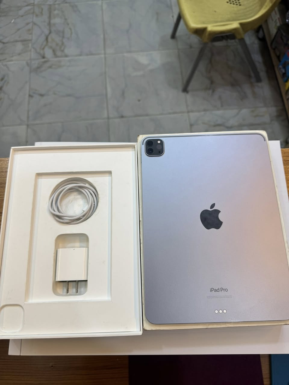 ايباد 11 برو M2
ذاكرة 256
نضافة 100‎%‎
استخدام قليل 
كامل ملحقات الاصلية مال شركة 
السعر مناسب 
***********
العنوان القطاع شارع السوك مجاور عوينات الكرار 
مركز الشمس
