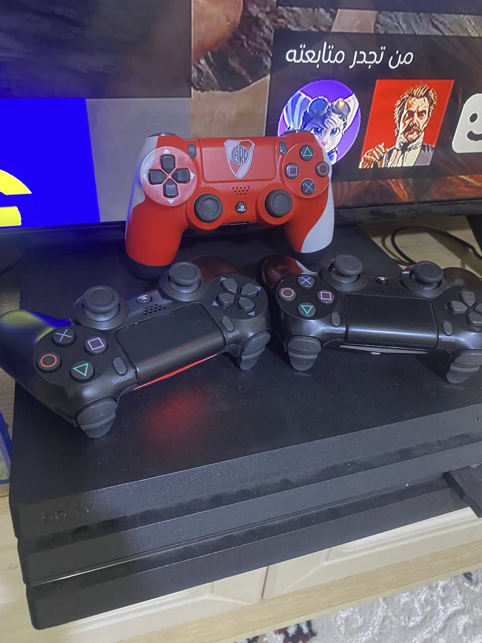 بلي ستيشن فور 4 برو وانلاين للبيع نضافه اخو الجديد مع 3 يدات واقراص 2 ( بيس 2019) و ( دلايفر ) للاستفسار اكثر واتساب او اتصال على الرقم ***********

