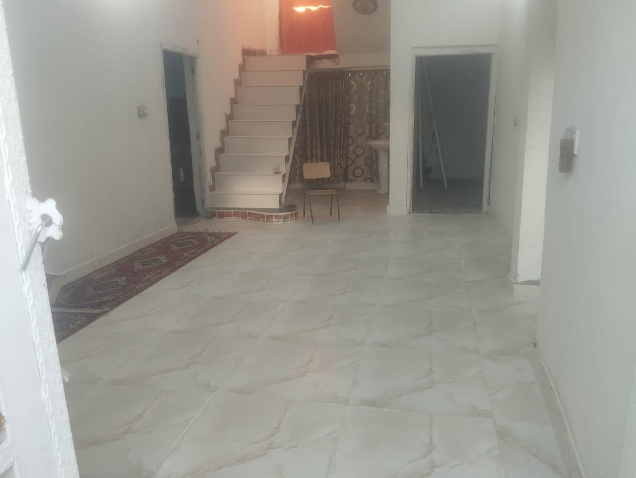 السلام عليكم بيت للبيع يتكون من غرفتين ومطبخ وصاله حي غازي قرب الحولي بمساحة150م ومشتمل 100م ما كامل واصل للسقف البناء نضيف وعالي عن الشارع السعر 24 الاستفسار ***********
