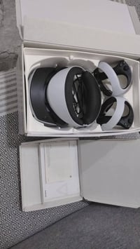 عندي vr2 مال بلي ٥ اريد اراوسها ويا جهاز محمول  ٠٧٧٠٨٠٧٣٥٧٠