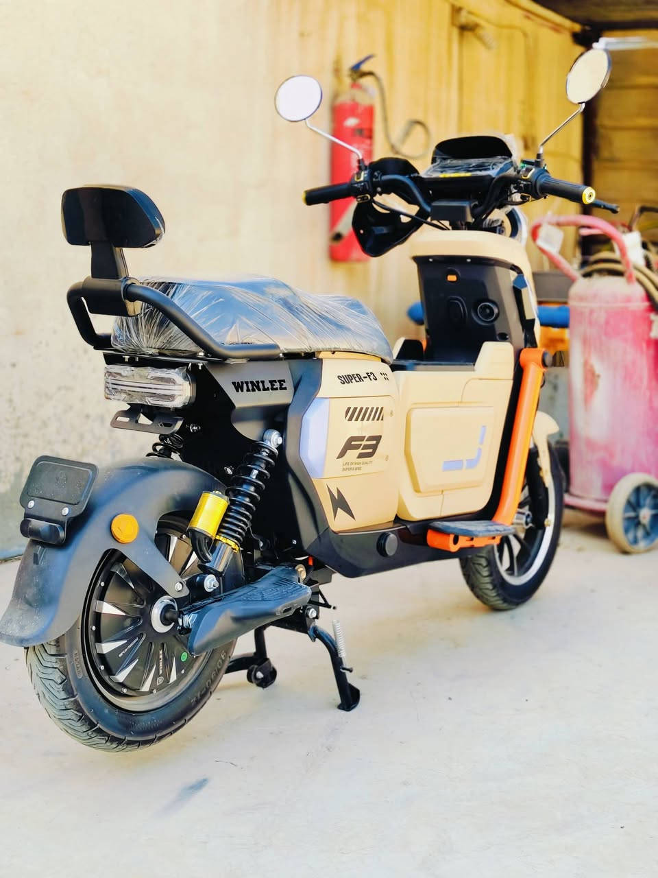 سلام عليكم. 
دراجه شحن F3 صندوق مايعرف مواصفاته لا يجي يدور فلس ونص دراجه اخت صفر جديد فد مرا وصور كدامكم و بطاريات نسبه شحن 100 شاحنه بعدها لوك مشحون لا يزيد اكثر من 5 مرات و اقل نسبه نزل شحنه 60 موطور نصنع خصيصَأ لمسافات طويله وقوه بريكات دهن و قرص حديد هذا موديل رهيب
تواصل: ***********
