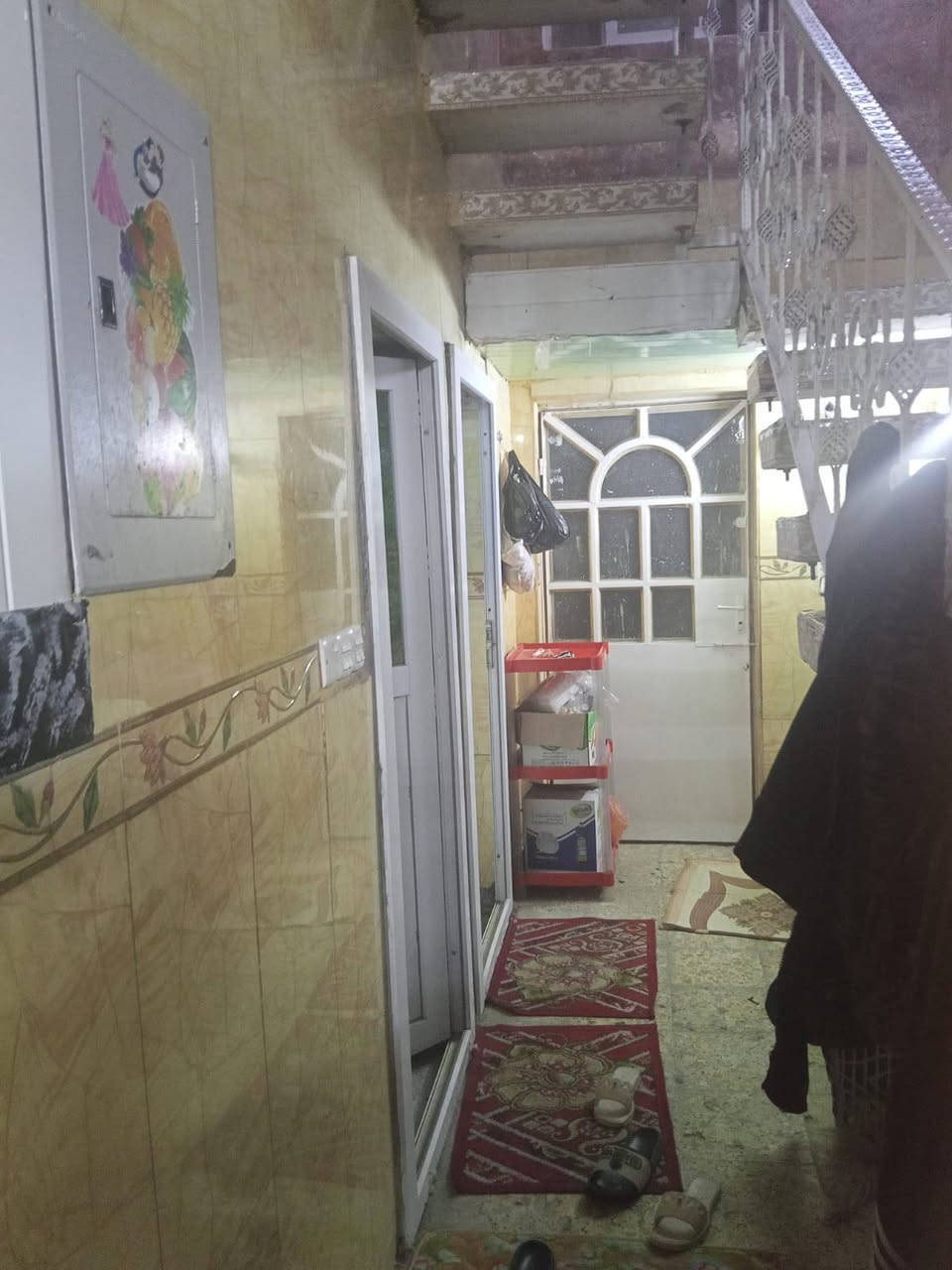 يا الله  بيت للبيع المساحة 150متر حي المهندسين بالبداية خلف الكوفيات مكانة مرتب
الطابق الاول صب الاساس+السقف صب غرفة وصالة ومطبخ واستقبال
الطابق الثاني3 غرف وصالة وصحيات  الطابق الثاني عكادة مو صب
علمآ سعر البيت سعر عرصة الي مايعرف بالعقار خلي يسأل بيش المتر بالمهندسين بالبداية 
سعرة... 235.... 
اي استفسار اتصل بالرقم ***********
