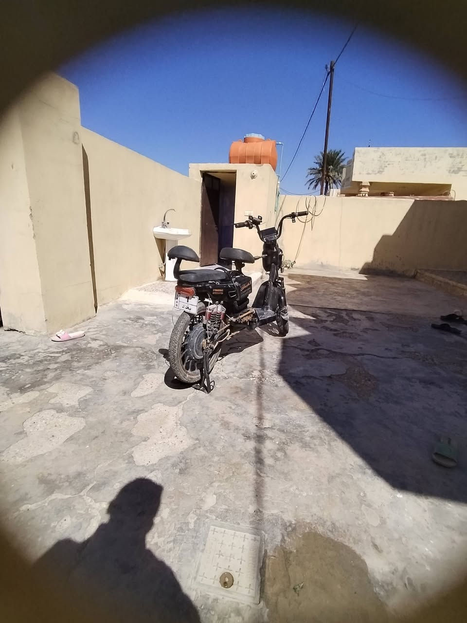 دراجه شاحن فول مو الصفات فقط مستخدمه شهرين بيهة عيب واحد العقل عطلان العقل سعره سبعت الاف والسعر 260 او بيهة مجال راقم الهاتف ***********
