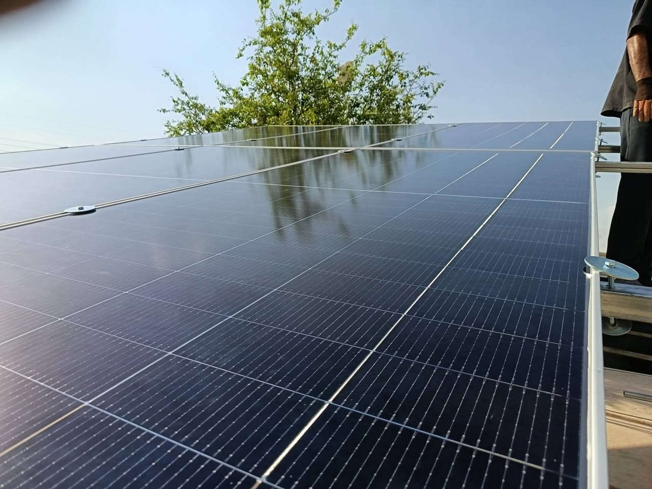 #أستثمارك في الطاقة الشمسية ☀️ ربحآ مستمر ⚡⚡.
أتصال +واتساب
*********** ☎️☎️☎️ ***********
تم بحمد الله تعالى تجهيز و نصب منظومة طاقة شمسية لأحد زبائننا في قضاء بيجي بواقع ١٦ أمبير نهاري و ١٥ أمبير ليلي بالتناوب مع الوطني.
مكونات المنظومة.
1️⃣ الواح جينكوو عدد ٨ و بضمان ١٥ سنة.
2️⃣ أنفيرتر بقدرة 6.2 كيلو واط نوع رايزنك و بضمان سنتين.
3️⃣ باتري بقدرة 15 كيلو واط   نوع فلستي بضمان ٥ سنوات.
4️⃣ هيكل حديدي مغلون ١،٥ ملم
5️⃣ قواطع AC و قواطع DC
6️⃣ وايرات DC ٦ ملم و كيبلات AC ٤ ملم.
◀️ أسعار مناسبة و ضمان حقيقي و صيانة مجانية ✅
