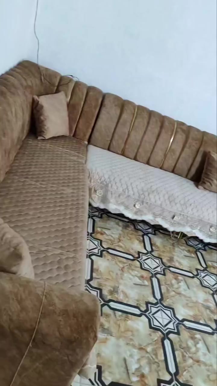 ديوان للبيع ٢٢ مقعد ١١ متر اخو الجديد نظيف كلش مابيه اي ضرر او كسر السعر ٥٥٠ قفل والمفرش الي عليه ويا هديه  المكان طويريج الجمعيه عالجدول 
للتواصل *********** واتساب  بس الي يريد يشتري يتصل رجائا  المعلومات كوله موجوده بالمنشور
