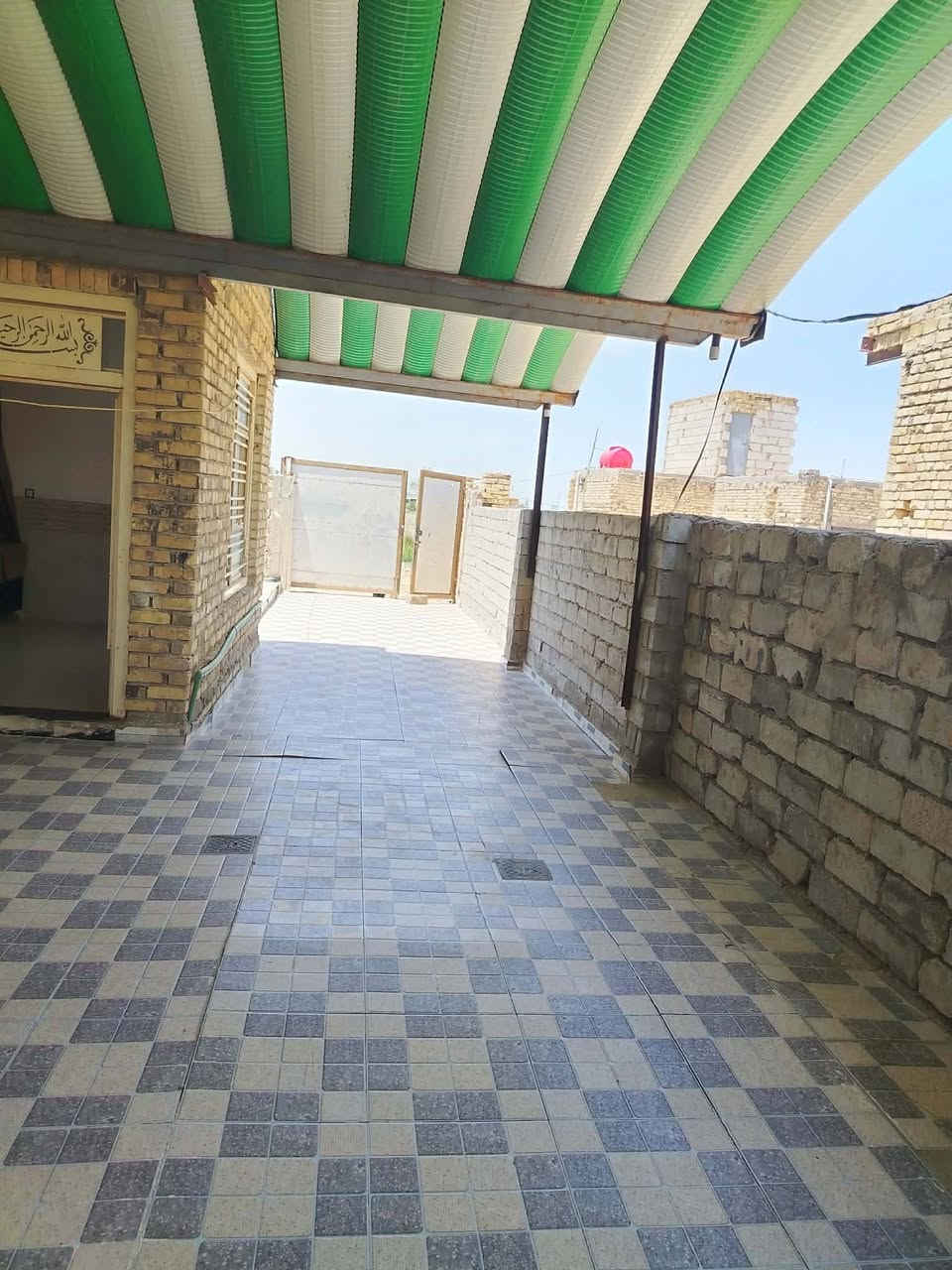 بيت للبيع في حي اصناعي يبعد عن الشارع العام 100متر بناء جديد غرفتين اوصاله ومطبخ وبراني وكراج وحديقه سعر 40او بي مجال اتصل، ***********
