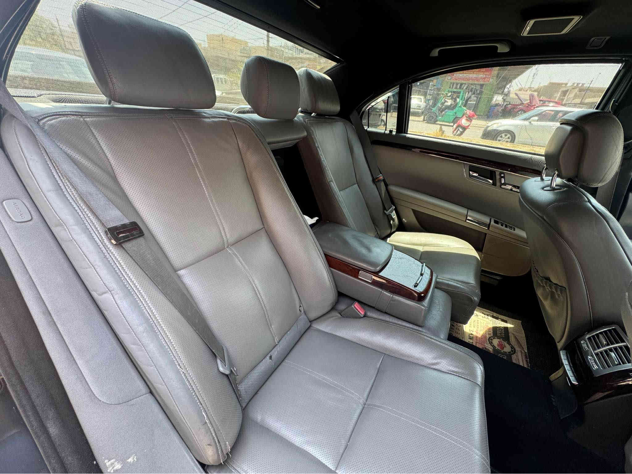 السلام عليكم 
مارسدس s350 2007 w221 
لون مميز
السيارة مكفولة ماعدا جاملغ اليمين مصبوغ 
مكينة وكير وحدادية كلها مكفولة السيارة جاهزة بدون اي نقص

السعر 188$ ورقة وبيهه مجال بسيط

فول مواصفات 

لون غرفة رصاصي + اسود
مري شفط
جنطة شفط
 فتحه سقف
شاشه + ماوس 
ستيرن كهرباء + تحكم ستيرن جهتين
تبريد منفصل + قطعتين تبريد 
اربع كشنات كهرباء
تدفئه كشنات امامي
تدفئة + تبريد كشنات خلفية
خزن ميموري 
وضعيات قياده E-S-M
اشاير مري 
كروس سرعه 
جام بلورايز بلادي
بلوتوث 
حساسات امامي خلفي
ويل كب حجم 19 مع طخم تاير جديد
كامرة خلفية
وباقي المواصفات معروفة
ماشية 245 الف كيلو 

السيارة رقم سليمانية بأسمي تحويل ثاني يوم
السعر 188$ ورقة وبيهه مجال بسيط
الرقم *********** بغداد
