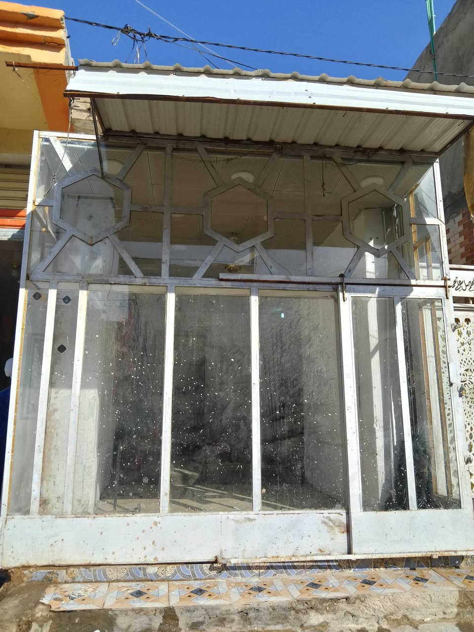 اعيد النشر بسبب الوعود الغير صحيحه
جام خانه وياه سقفيه تسكام نضيفه جدا للبيع عرض 3 أمتار ونص وارتفاع 4 أمتار 
 *********** اتصال
