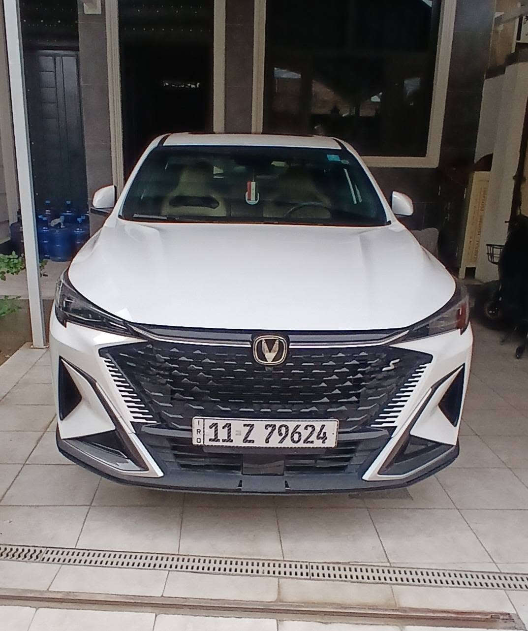 شانجان cs55 2026 شركة البخيت
ضمان 5سنوات او 100الف كيلو مع تبدبيلتين مجانيه رقم بغداد ماشيه 

المواصفات

المحرك: 1.5 لتر تيربو، 4 أسطواناتالقوة: 185 حصاناًعزم الدوران: 300 نيوتن.مترناقل الحركة: أوتوماتيك ثنائي التعشيق DCT مبلل (WET) من 7 سرعاتنظام الدفع: أمامي (FWD)استهلاك الوقود: اقتصادي ومناسب للمسافات الطويلة.

مصابيح أمامية وخلفية بإضاءة LED بالكامل مع إضاءة نهارية.جنوط رياضية قياس 19 بوصة.مرايا جانبية كهربائية الضبط والطي.فتحة سقف بانورامية وجناح خلفي رياضي.

شاشة عدادات رقمية قياس 10 بوصة.شاشة ترفيه وسطية تعمل باللمس قياس 12.3 بوصة.مقاعد من الجلد الفاخر مع إمكانية تعديل مقعد السائق كهربائياً.شاحن لاسلكي للهواتف ومكيف هواء أوتوماتيكي.

والتوزيع الإلكتروني لقوة الفرامل (EBD).نظام الاتزان الإلكتروني (ESP)، والتحكم في المرتفعات والمنحدرات.كاميرا رؤية محيطية 360 درجة، حساسات ركن.مثبت سرعة ذكي، ونظام التحذير من الاصطدام الأمامي مع مكابح طوارئ تلقائية.

السياره تعمل على البانزين العادي بدون دفانز وبضمان الشركه

السعر 27مليون وبيه مجال

للتواصل ***********
