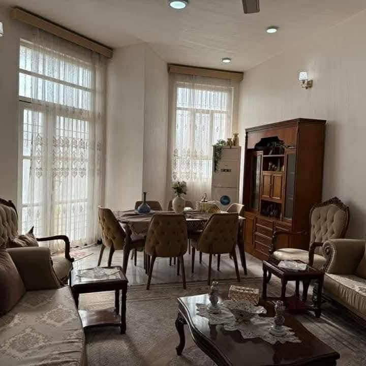 دار 🏠 للبيع 
حي الضباط حي الأمام 
بناء 2018 نضيف جدا 
طابقين 
يحتوي على ٣ غرف نوم وصاله وكلدور ومطبخ ومجمع صحيات 
المساحه ٢٠٠متر الواجهه ١٠متر نزال ٢٠متر 
للاستفسار ***********سيد علي 
مكتب 🏢 الوسيط حلة, بابل
