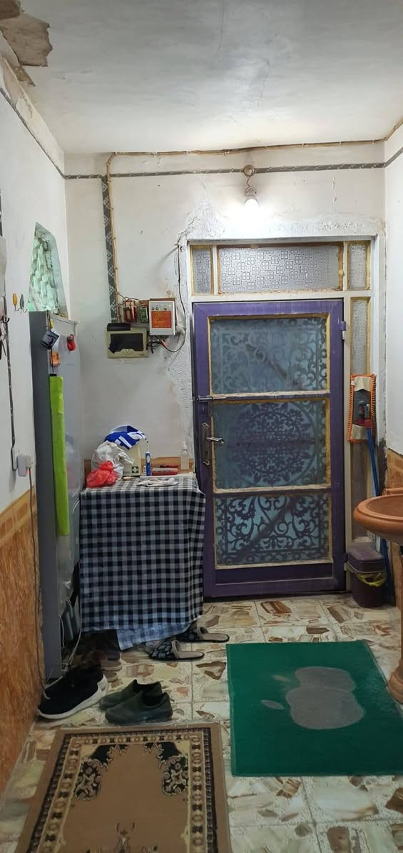 للبيع بيت بسعر قطعة ارض مناسب:
-الموقع: النجف الاشرف - حي الجامعة - منطقة 28 الف
-المساحة: ١٠٠م واجهة ٥م نزال ٢٠م
-الشارع بعرض ١٠م
-البيت طابقين يتكون من ٣ غرف نوم وصالتين واستقبال ومطبخ ومجموعة صحيات داخلية وخارجية
-سنة بناء ٢٠٠٨ شيلمان نظيف قابل للسكن

-لمعرفة السعر علق ب ' تم' يصل لك

-لمعرفة بقية التفاصيل تواصل خاص او واتساب او فايبر ***********
