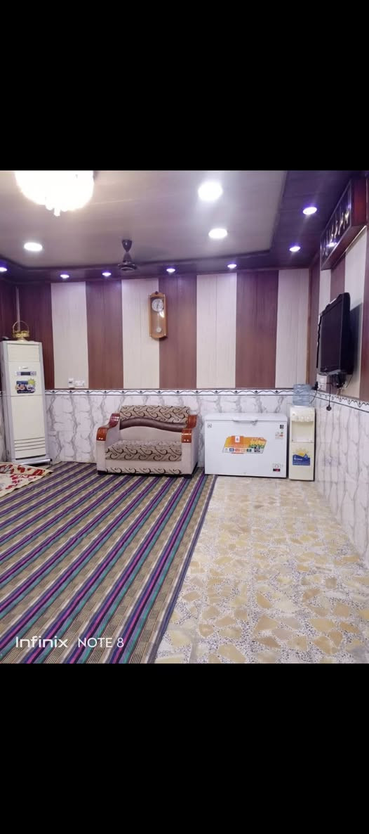 دار للبيع
مساحة البيت 150 متر 
طابقين 
الطابق الاول صحيات عدد 2 داخلي و خارجي 
استقبال مطبخ صالة غرفة 
الطابق الثاني صحيات عدد 1 ثلاث غرف سطح مع مخزن 
العنوان: حي الوحده قرب مديرية بلدية ميسان 
للاستفسار : ***********
