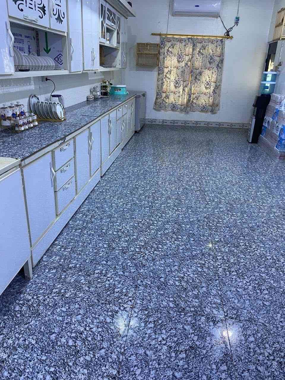 السلام عليكم 
اللهم صل على محمد وال محمد 
دار. للبيع  طابو  زراعي بأسم عراقي المساحه الكليه ٢٥٠ متر 
مساحة البناء ١٥٠ متر 
بناء بلوك سطح كونكريت ايزوكام 
يحتوي المنزل على غرفتين نوم 5️⃣ في 4️⃣ 
استقبال 6️⃣ في 4️⃣ 
موزع 6️⃣ في 4️⃣ 
مطبخ 🔟 في 3️⃣ ونص 
يوجد خلف البيت نهر 
كلشي متوفر كهرباء ماء 
ملاحضه البيت بيه نقوصات  كلش بسيطه 
الموقع جيكور حي باب الحوائج 
للاستفسار والتواصل على الرقم ***********
