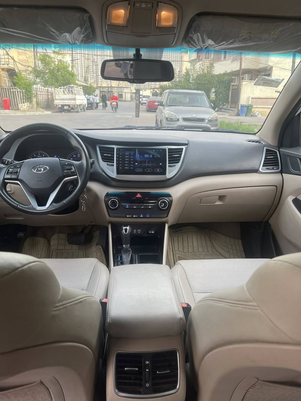 السلام عليكم توسان خليجيه كفاله عامه السياره بيها رصعه صغير بلاديه كير مكينه مامفتوح بيهـن برغي السياره جديده بمعنى الكلمه تخم تاير جديد حداديه ادامه كامله ربع متصرف عليها بيها تكشير بالبنيد فقط مثل ماموضح بالصور السياره ماشيه 99 mil 
مري شفط 
شاشه تاب 
ويل 18 
كشن جلد 
سبير مانازل 

مكاني الكرخ الطوبجي
***********
السعر 168 وبيهـا مجال بسيط
