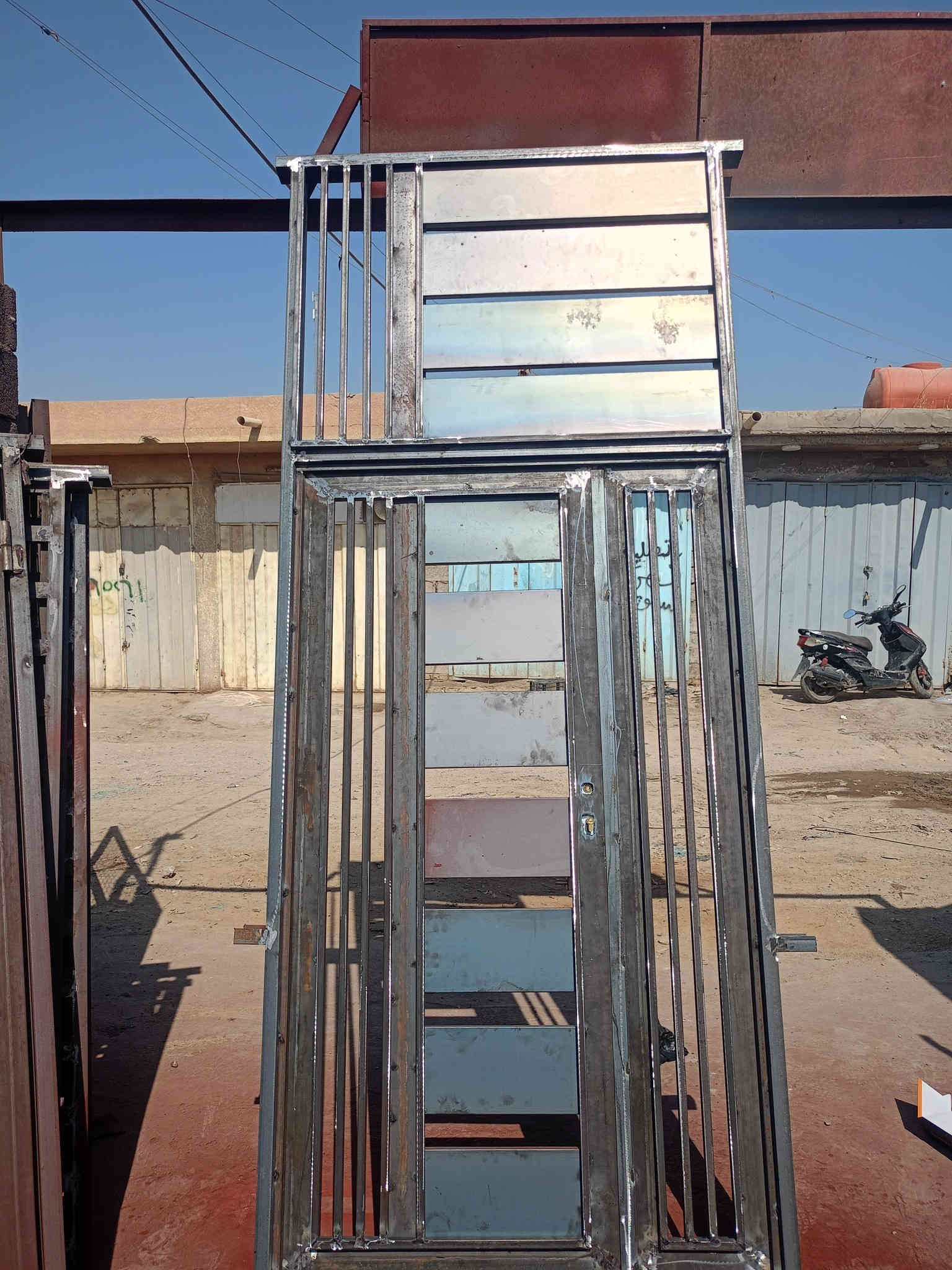 السلام عليكم يوجد لدينا حداد ابوك شبابيك شغل درجه اولى اسعار مناسبه المكان الرفاعي ***********
