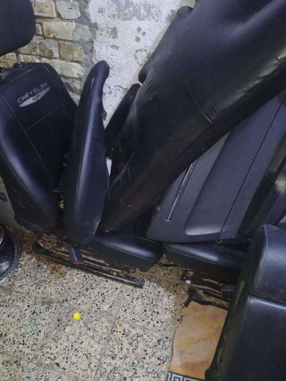 للبيع غرفةجلد اوباما 2010نضيفة مع بطاين عدد2 واتساب *********** العمارة
