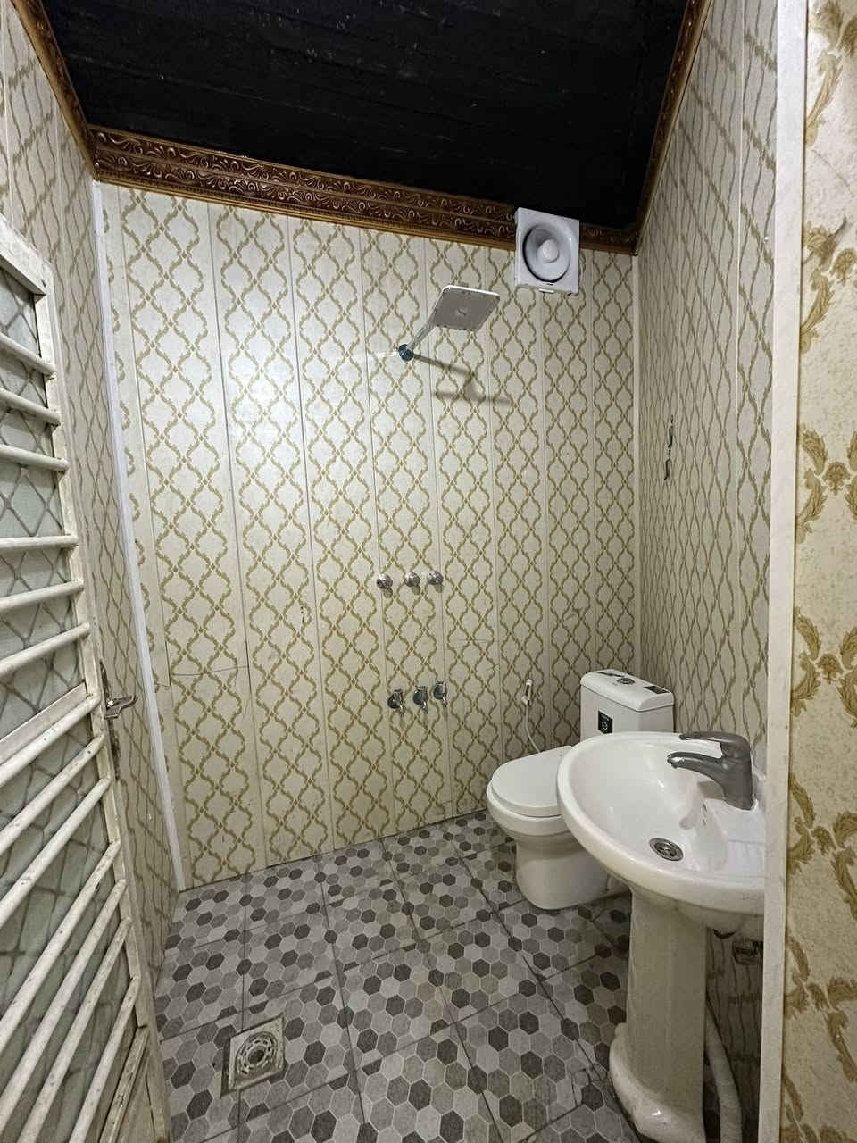 بيت للايجار في الميكانيك قرب روضة الاقمار
البيت مساحتة 80 متر يحوي على غرفة واحدة فقط 4.5 *7 حجمهة ومطبخ وحمام داخلي اما بالخارج فيكون كراج و حمام خارجي للاستفسار السعر 400 الف 
للاستفسار ***********
