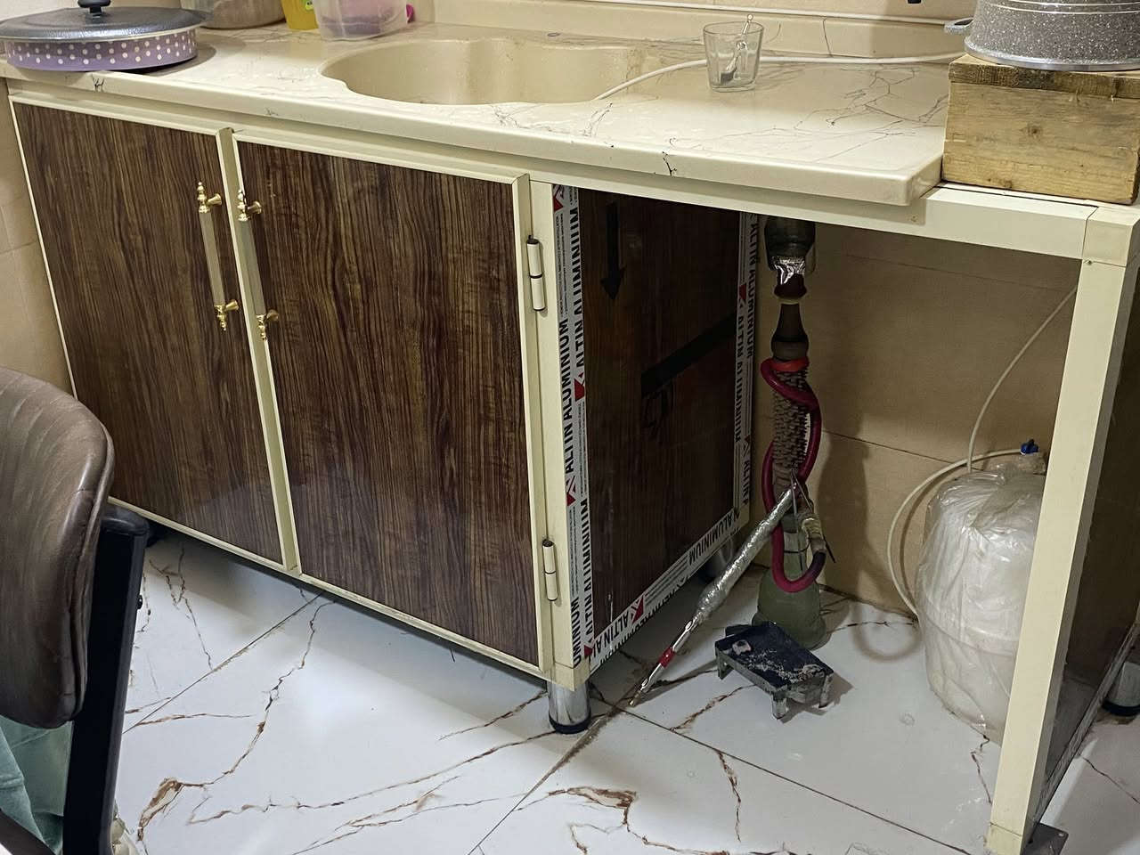 سلام عليكم كاونتر 5 قطع سنك مرمر جديد نضيف + ميز طعام مرمر 5 كراسي نضيف للتواصل واتساب ***********
