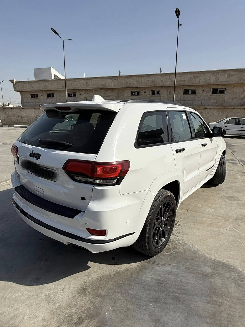 جيب شيروكي فئة :./S
اعله موصفات بجيب
ام الرادار 📍🤍
الموديل : 2021 .(خليجي)
المحرك :V6. 3.6L.   
العداد :66 الف كيلو 
الضمان :3 سنوات او 60 الف كيلو متر 
وكاله هارلم السياره 
السياره مكفوله كفاله عامه من الصبغ والبارد والشخوط
سياره داخل احمر
رقم بغداد بأسمي جديد

سياره جديده بمعنى الكلمه
* الموصفات : داخل احمر بلادي 
📷* رادار مع مانع تصادم امامي . 
* تحذير الخروج عن المسار . 
* نقطة عمياء .
* دفع رباعي 4x4 .
* فرش المقاعد من الجلد .
* المقاعد الأمامية كهربائية .
* ذاكرة لحفظ وضعيات الجلوس .
* المقاعد الأمامية مع تدفئة + تبريد
*صف المقاعد الخلفيه مع تدفئه.
* ويل قياس 20 انج اسود لماع .
* مقود السائق كهربائي . 
* تدفئه ستيرن . 
* سقف بانورما .
📀* شاشة 8.4 انج .
* نضام الملاحة (GPS).
*نضام خاص للطرق الوعرة .
* مصابيح امامية زنون .
* المصابيح الأمامية مع LED لايت .
* كشافات الضباب زنون .
* تشغيل عن بعد .
* حساسات خلفية .
* كاميرا خلفية .
* بخاخ ماء لتنضيف المصابيح الأمامية .
* مرايا بخاصية التعتيم الذاتي .
* مريا جانبية قابلة للطي كهربائيا .
* بلوتوث تلفون 📞 
* محدد سرعة 
* نضام تشغيل واطفاء أوتوماتيكي للمحرك للتوفير من صرف الوقود .
* نضام بريك أوتوماتيكي . ملاحضه حت سبير ما ناز .
355 💵 

☎️***********

موجود وتساب 24 ⏱️
