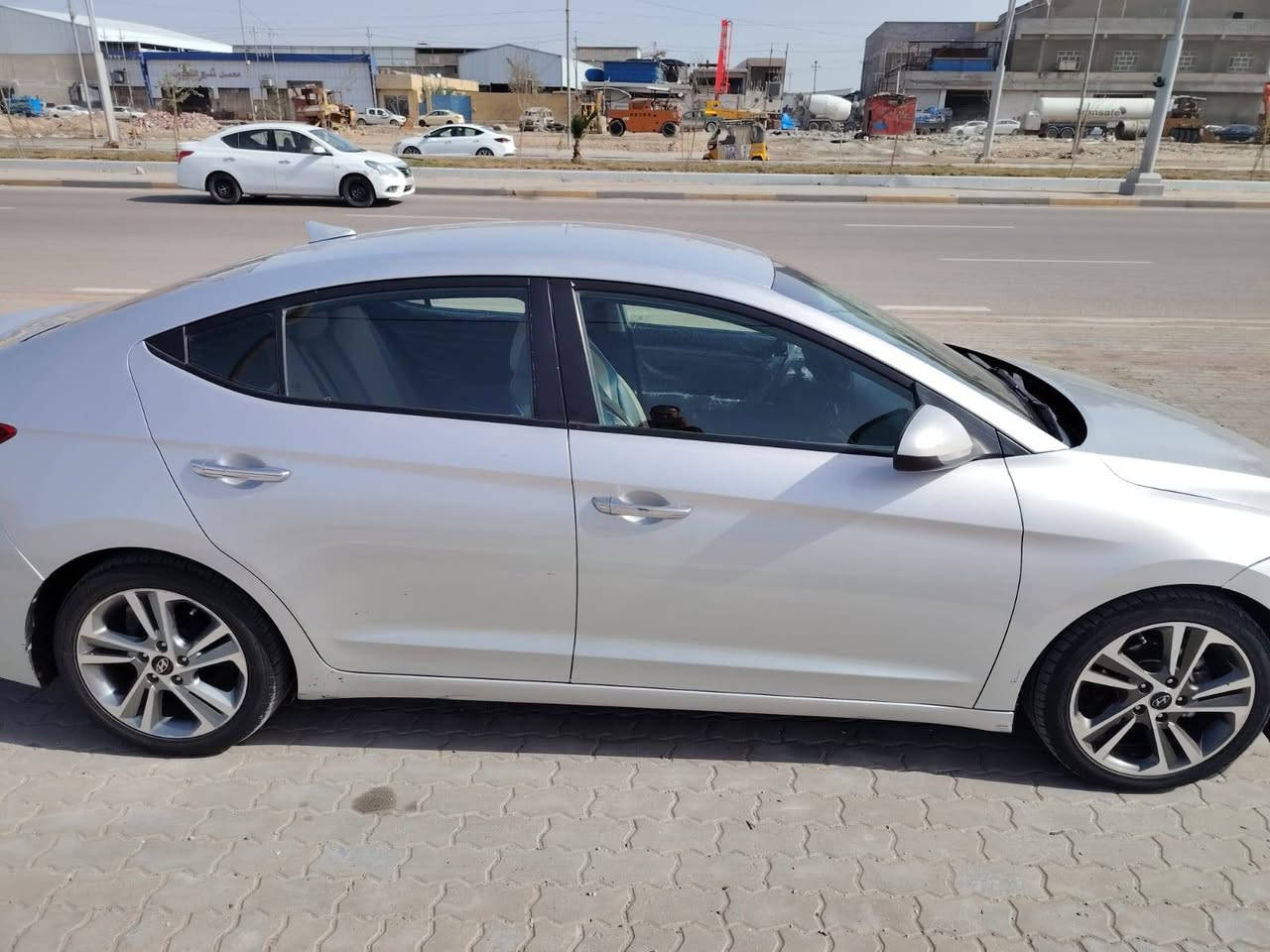 السلام عليكم سياره للبيع سياره ؛ نتره 18 وارد أمريكي حادث بنيد بدون دواخل ولباقي كفاله لمحرك 1600 تيربو لسياره سياره بصمه ماشيه 100 لعلوان البصره سعره 118 وبيهه مجال بسيط ***********
