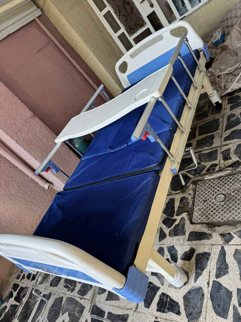 سرير طبي مستعمل شي بسيط ونضيف جداً
ويتحريك يدوي 
ويّا 3 دواشك تقرحات كهربائيه لراحة المريض 
قوي، عملي، ومناسب للبيت أو المستشفى

للعلم:
فقط الدواشك الكهربائيه سعرها ب٢١٠ الله يشهد عليه

💥 السعر كامل مع سرير ودواشك : ٢٥٠فقط �
للتواصل ***********
