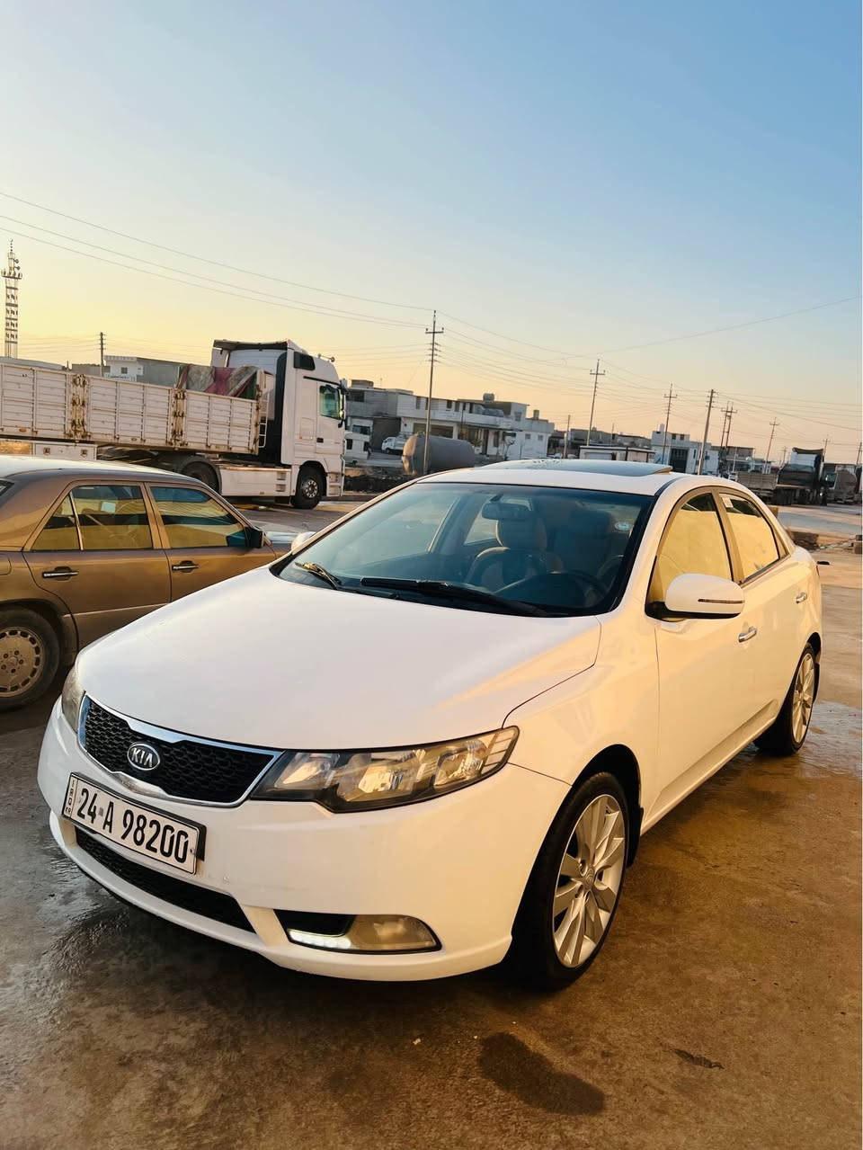 كيا سيراتو ٢٠١٣ فول موصفات توماتيك شفتات استيرن ويل ١٧شركة سلايد شاشة ايباد كاميرة حساسات خلفي محرك ١٦ دوش مراية شفط سيارة بدون صبغ فقط بيها مكانين صغير بارد رقم و سنوية جديد ٢٠٢٣ عليها (٨)ورقة غرامة ينزل من سعر ١١٨ ورقة عنوان دهوك قضاء بردرش *********** واتساب دهوك, العراق
