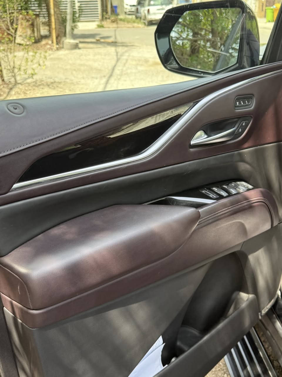 كاديلاك اسكاليد (2023 اسبرسو) خليـجي
(( وكالة المنصور ضمان )) 

 ماشي 46 ألف كم حقيقي
 لون بلاك إديشن بلادي
 مكفولة كفالة سيارة جديدة
 رقم بغداد باسمي تحويل ثاني يوم

المواصفات:
 تشغيل عن بعد
 36 سماعة
 كشنات مساج
 سقف شامو
 5 كاميرات
 5 بصمات
 فور ويل
 كشن رجاج
 دوسات كهرباء
 داتا شو
 بانوراما
 داخل جوزي
 لايت زينون عالي وواطي (5 عدسات)
 4 شاشات (دشبول + سقف + كشنات)
 تحكم بريك
 جنطة ذكية جلاق
 رادار تحديد مسار
 رادار خلفي
 رادار أمامي
 رادار جانبي
 كشنات تدفئة وتبريد (سايق + راكب)
 كشنات أمامية تدليك
 كشنات خلفية تدفئة
 مرايا شفط
 إشارة بالمرايا
 كشنات جلد
 كشنات خلفية منفصل VIP
 علامة كاديلاك ضوئية بالدعامية الخلفية
 كشنات كهرباء
 ذاكرة ميموري (ستيرن + كشن)
 ويل 22 بلادي

مكان تواجد السيارة: بغداد حي الجامعه او المنصور
رقم صاحب السيارة: ***********
