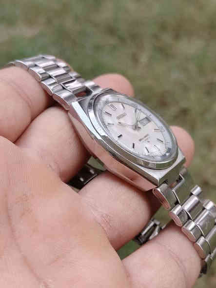 Seiko Bell-Matic .
سيكو بيل ماتك نوادر .
جرس إنتاج الستينات .
القطر 38 .
 نظافة ممتازة جداً جداً .
اساسي بالكامل . 

السعر ...  325 ألف 
للحجز و الإستفسار على الخاص او ***********
