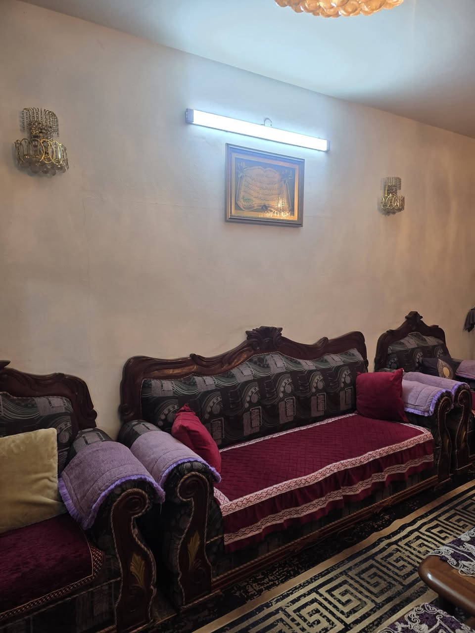 السلام عليكم تخم قنفات تفصال مع طبلات والثريات للبيع السعر مليون وبي مجال عنوان بغداد الجديده رقم ***********
