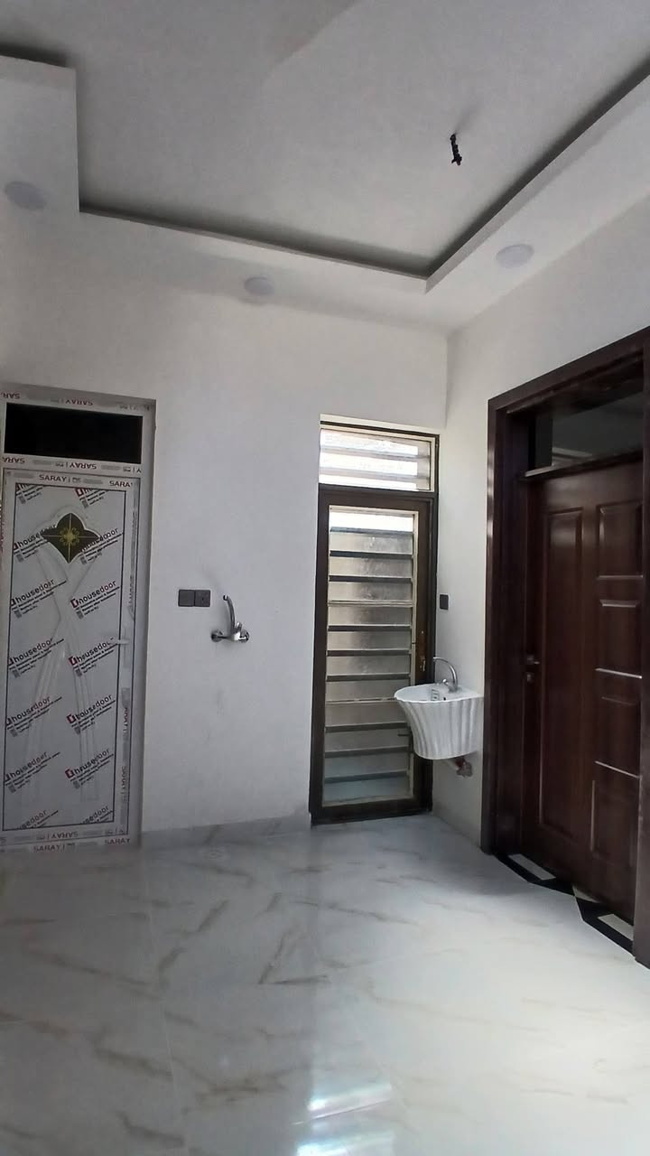 على بركه الله بيت للبيع دوانم المعمل طابقين يتكون ٣غرف نوم شغل درجه اولى قرب جامع مكيه للاستفسار 
***********
او زياره مكتب زمزم @
