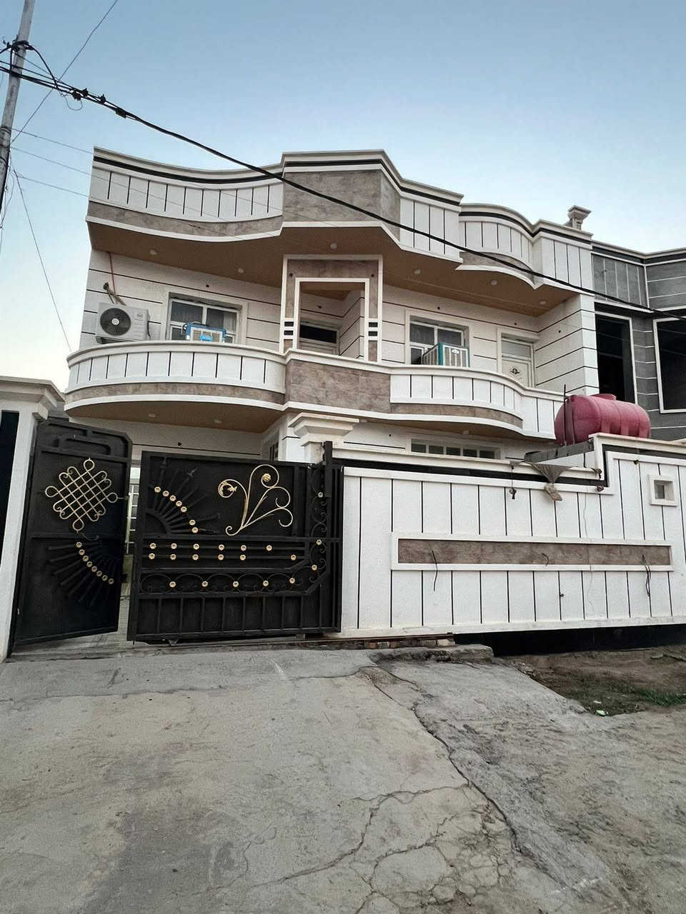 للبيييع
بيت طابقين جديد للبيع
رمادي ال5كيلو قرب قياده الشرطه
مساحه200 مترطابوصرف
بين شارعين..شارع 100. .. وشارع. 40..ضهر البيت شارع 40
4غرف نوم واستقبال وصالتين مع مطبخ مع مجمع صحيات خارجيه و داخليه وكراج  مناور 
السعر خاص
***********
