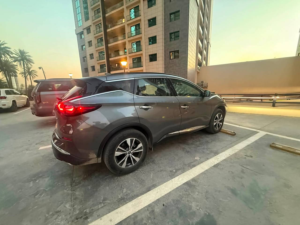 للبيع 2023 نيسان مورانو SV
الحادث فقط ضربه من جهه الباب الامامي للسايق كما موضح بالصور
بدون تلصيح
محرك 3.5
بصمة تشغيل وبصمه ابواب
مقاعد جلد
car play
حساسات خلفيه وامامية
كشن السايق كهربا
دفع امامي فقط
تدفئة كشنات امامية
قطعتين تبريد خلفي وامامي 
تحكم ستيرن
منافذ USB
رادار امامي  وجانبي 
رقم بغداد
السعر ١٧٨
الاتصال على
***********
