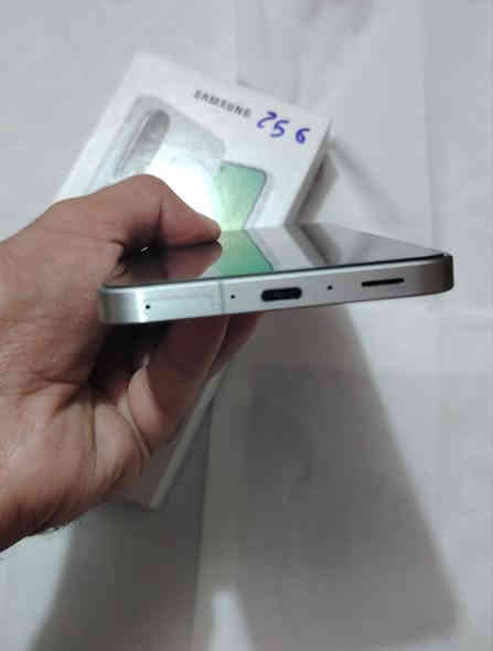 السلام عليكم 
A56 سامسونج للبيع 
ذاكره 256 رام 8
الجهاز اخو جديد نضيف ١٠٠٪١٠٠
السعر ب420 الف
***********
