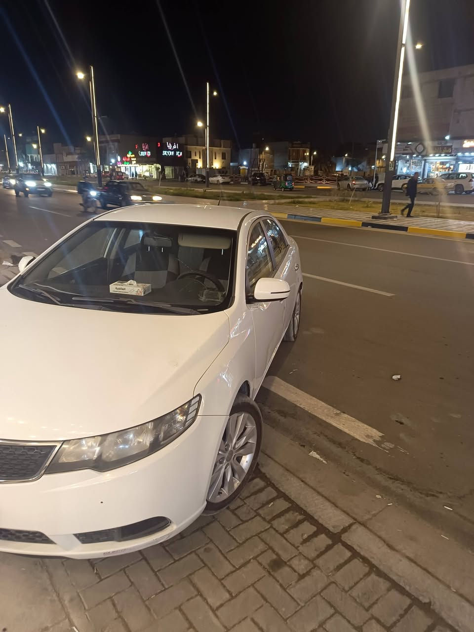 السلام عليكم سيراتو بصرة مديل 2012 للبيع فقط بيه طخات وبارد السيارة جاهزه مابيه اي نقص السعر 95ورقه  وهذا رقمي ***********
