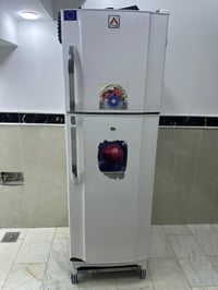 ثلاجه للبيع جديده السعر 300 07716260974