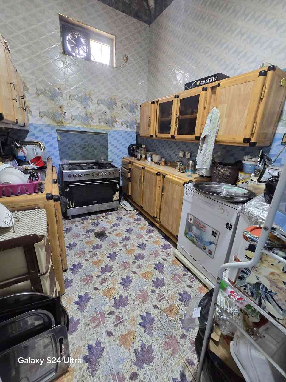 بيت لبيع بشارع المطار القديم مقابيل مدرست انوار السجاد المساحه ٣٠٠متر مربع ركن يحتوي على غرف ٤ وصالات٢ ومطبخ وستقبال ومجمع صحيات عدد٤ وطارمه وحديقه السعر ١٣٠ وبي مجال للستفسار *********** مكتب بركات ام البنين قرب اسواق فدك البناء كونكريت مسلح طابوك
