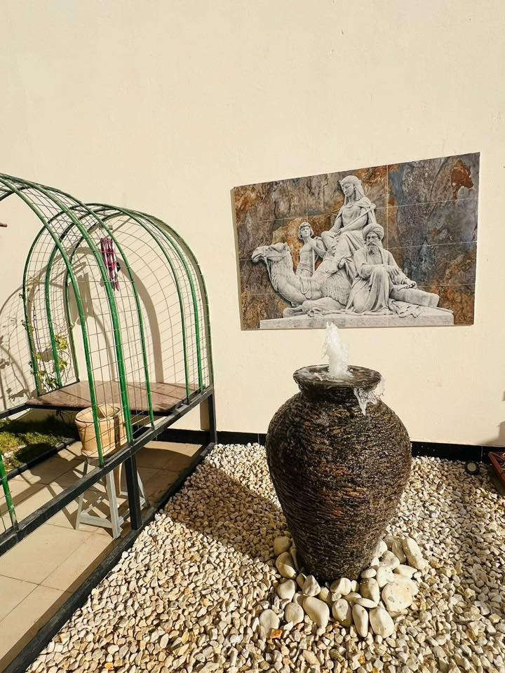 #دار_للبيع  🏡 في الديوانية – مجمع السلام
📍 الموقع: مجمع السلام – الزون الثاني
📐 المساحة: 250 م²

✨ مواصفات الدار:

 • الدار مصبوغ بالكامل من الداخل
 • جميع الكهربائيات مجددة بالكامل (شغل جديد من وقت الاستلام)
 • إضافة مخزن خلف البيت
 • غرفة مزججة في الحديقة الجانبية
 • عدد 4 غرف نوم
 • عدد 4 حمّامات
 • حدائق مرتبة ومزروعة بالأشجار
 • إضافة نافورة تعطي جمالية مميزة للبيت
 • البيت من أجمل بيوت مجمع السلام (والصور خير دليل)

🛋 البيع مع الأثاث يشمل:

 • شاشات
 • سبالت
 • كاونتر
 • ثلاجة ومجمدة
 • ستائر
 • وغيرها من المستلزمات

💰 الأسعار:

 • بدون أثاث: 300 مليون
 • مع الأثاث: 320 مليون
 • تسليم يد بدون أثاث: 190 مليون
 • القسط إلى المصرف العقاري (مبادرة): 661 ألف

📸 الصور متوفرة وتبيّن جمال وتميّز الدار
——————————————-
#متابعة_الصفحة
#نستقبل_جميع_عروضكم
———————————————————
🔺#للاستفسار الاتصال ع الارقام
http://wa.me/+964*********** 📲  مراسله واتساب 
*********** 📲 
—————————————————————
او زيارة مكتبنا متواجدين 11 صباحاً إلى 8 مساء 
🔺مكتب دره المشرق للاستثمار والتطوير العقاري 
🔺العنوان:-حي الجزائر الشارع العام قرب مأكولات تشرين
